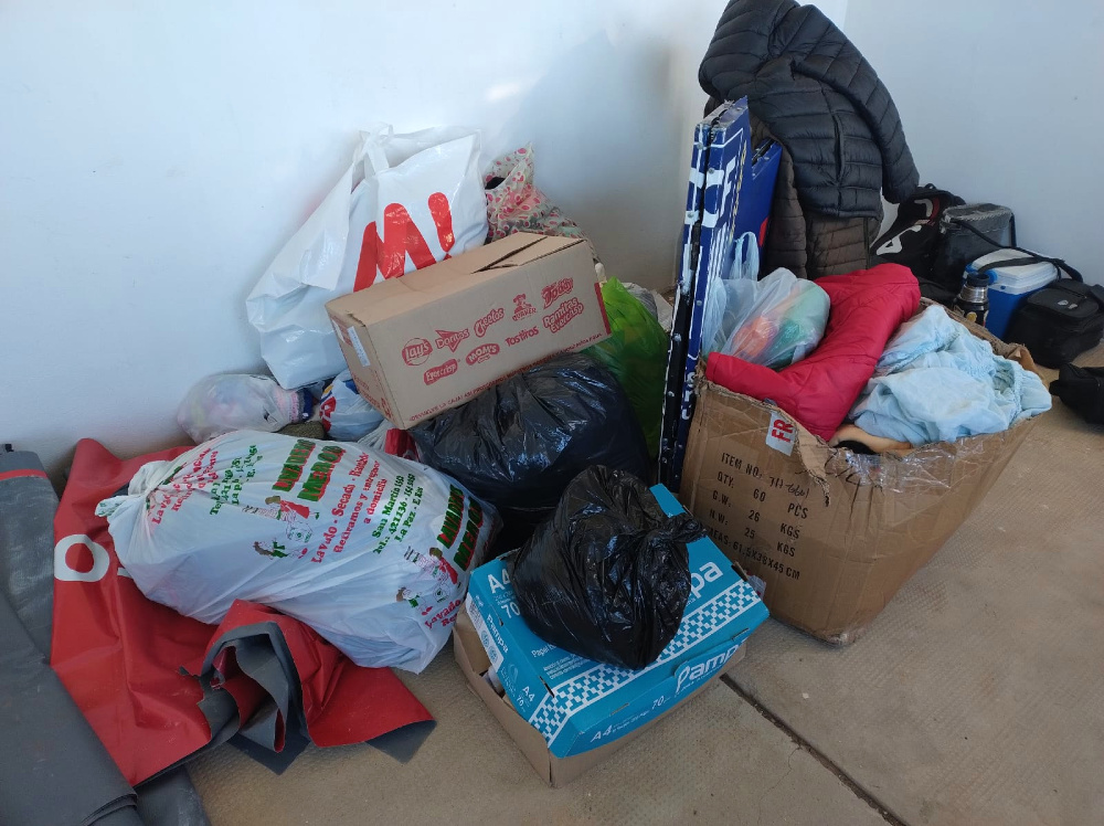 No todo es fútbol: desde La Paz, los hinchas visitantes acercan donaciones para los inundados.