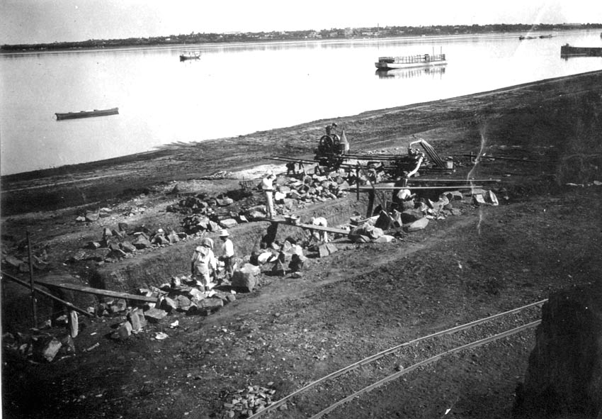 Construcción de la dársena del puerto de Concordia, en 1904 (foto: Consejo Asesor Protección del Patrimonio de Concordia.)