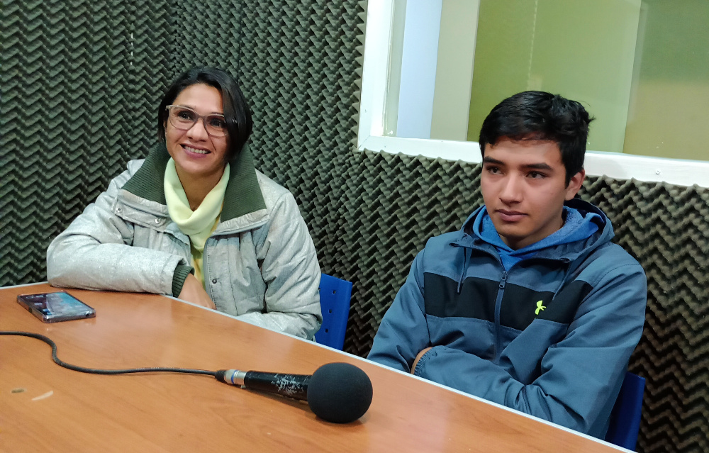 Romina Luna, profesora de Geografía, junto a Juan Rojas, alumno del último año de la ROU.