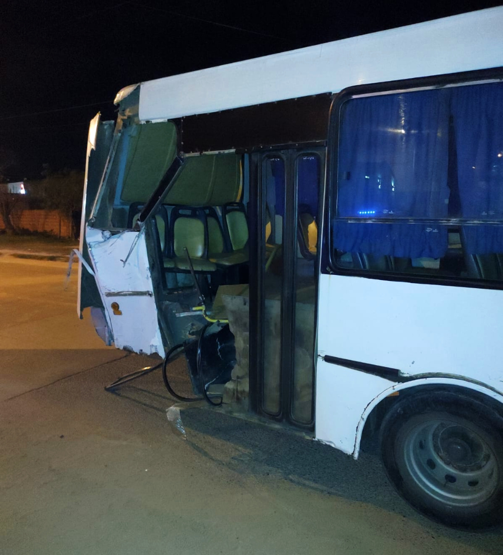 Así quedó el colectivo chocado por el tren, en Concejal Veiga y vías del ferrocarril de Concordia.