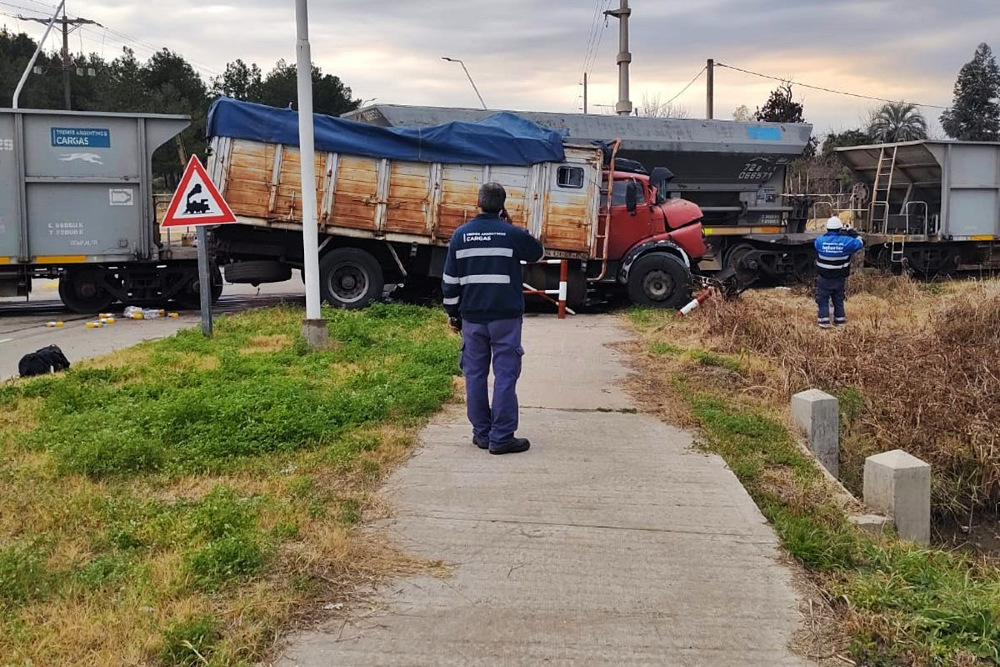 El siniestro obligó a interrumpir el tránsito vehicular por avenida Vuelta de Obligado (foto: DRU).