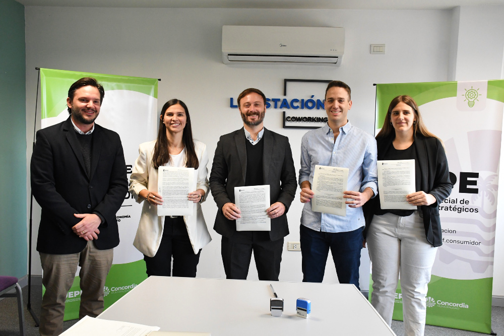 Azcué y Garbarino firmaron el convenio junto a integrantes de Volando Alto.