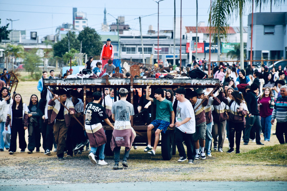 El tradicional desfile de carrozas de los estudiantes se realiza en vísperas del 21 de septiembre.