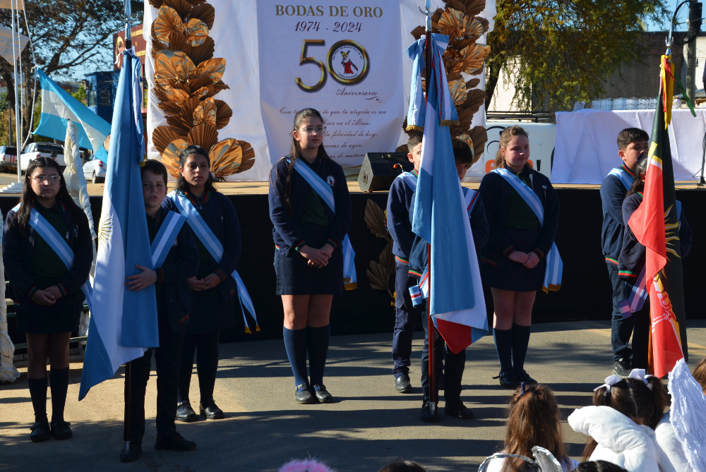 Abanderados y escoltas de la escuela primaria.