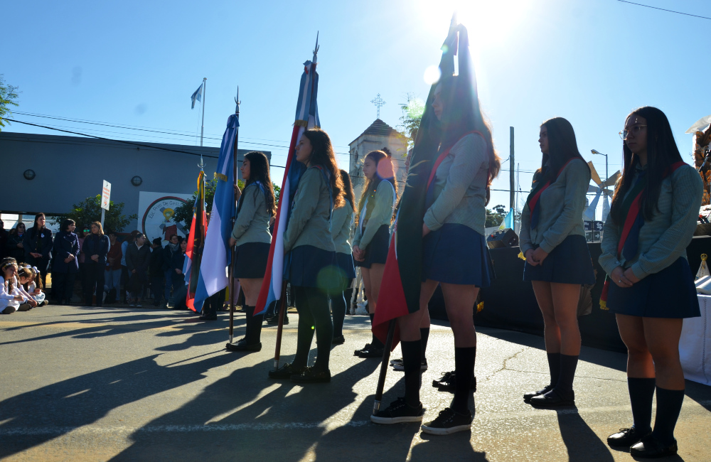 Los portadores de las banderas y escoltas de la secundaria, también presentes.