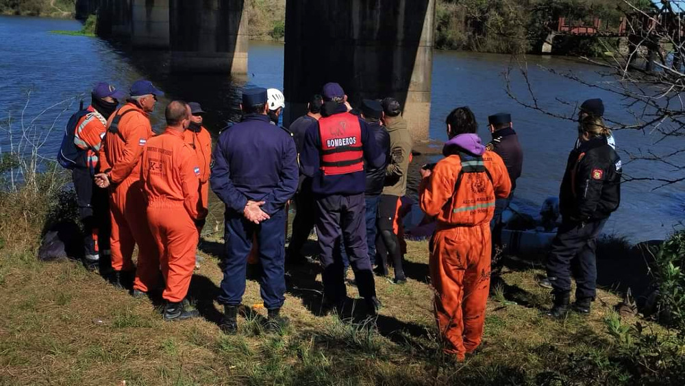 Amplio despliegue de policías, bomberos e integrantes de la Prefectura en el límite entre dos provincias.