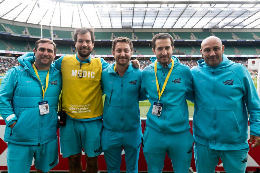 El concordiense junto a los integrantes del staff técnico que encabeza Santiago Gómez Cora.