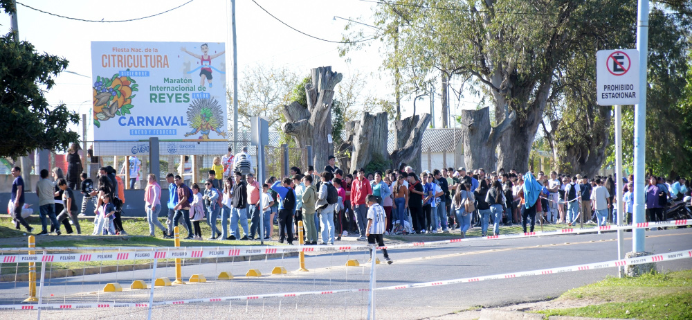 Las familias ingresaron a la exestación Concordia Norte desde calle Gobernador Cresto.