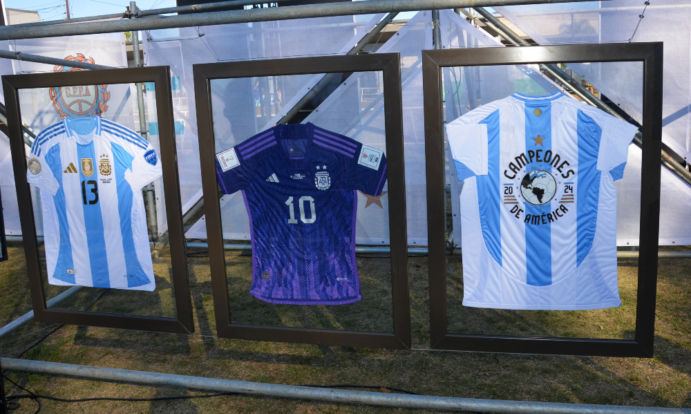 Las camisetas de la selección también se exhibieron este domingo (foto: @3200deportes)