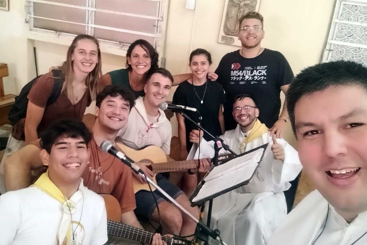 El padre Cristian, en selfie con jóvenes