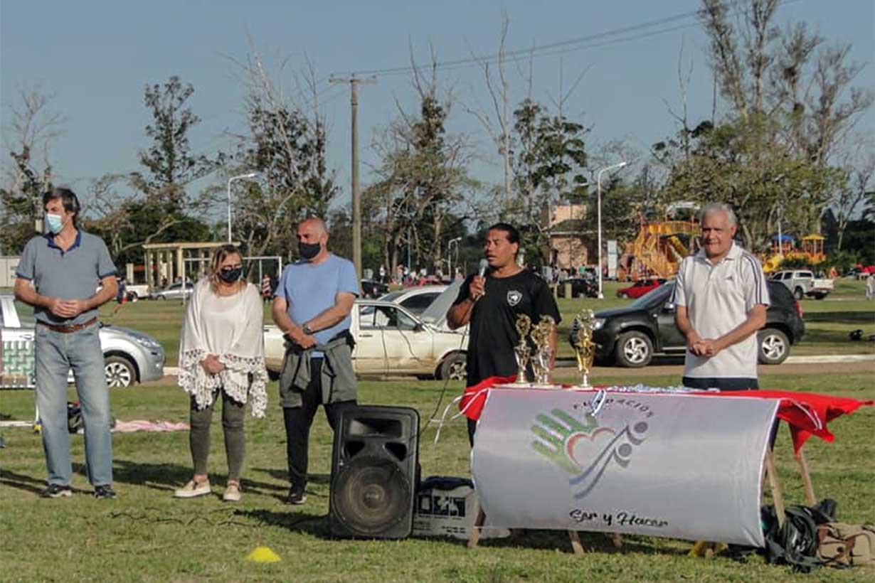 Otra actividad de Giano con la bandera de la Fundación Ser y Hacer