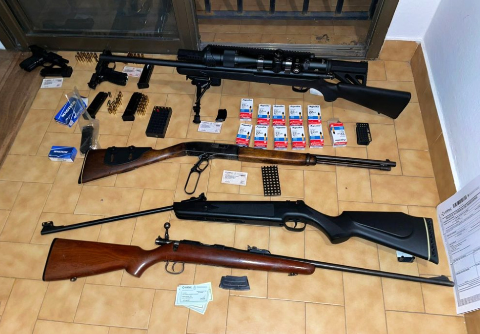 Esas son las armas y los cartuchos secuestrados al abogado concordiense (foto: Concordia Policiales).