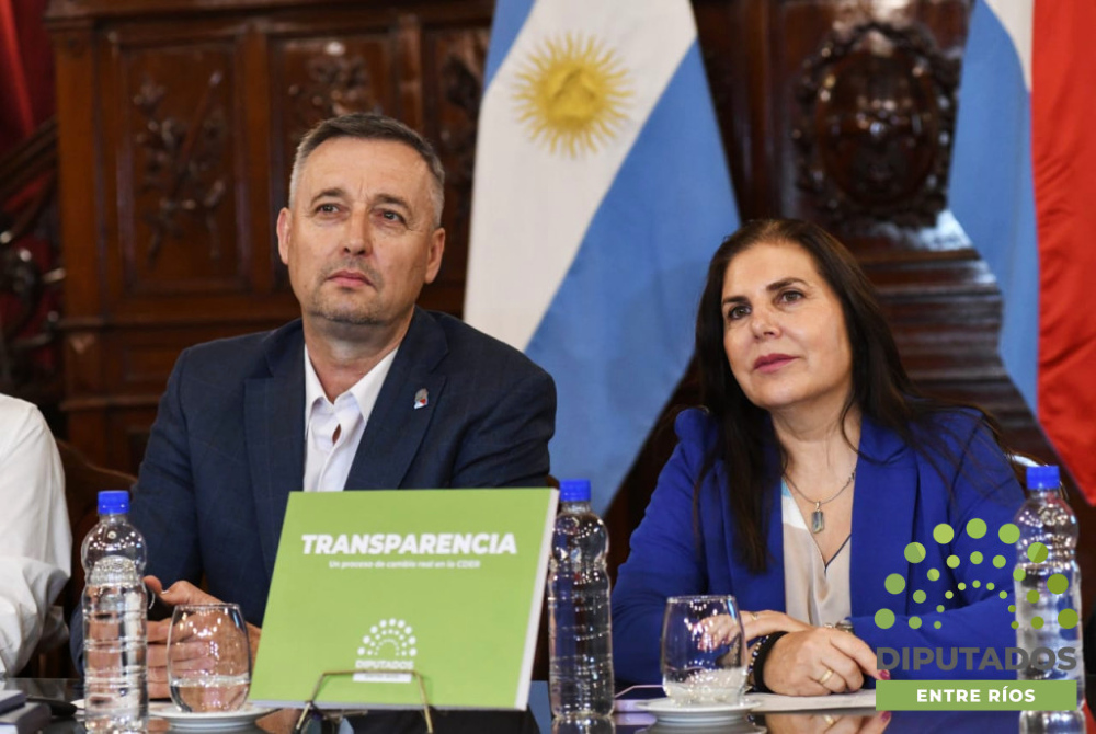 Gustavo Hein junto a la diputada provincial Gabriela Lena, que ingresó su proyecto este martes 22 de octubre.