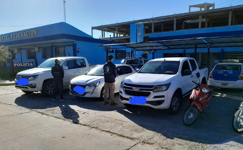 Frente a la Jefatura de Policía Federación están los vehículos secuestrados.