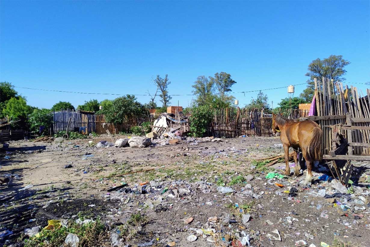 Aún quedan restos de basura aquí y allá, pero no son nada en comparación con la montaña que rodeaba la casilla de Ariel