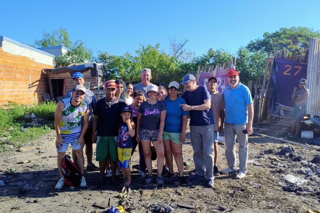 Ariel, junto a María Sarmiento (de remera azul), Carlos Burna (atrás de todos), vecinos y voluntarios