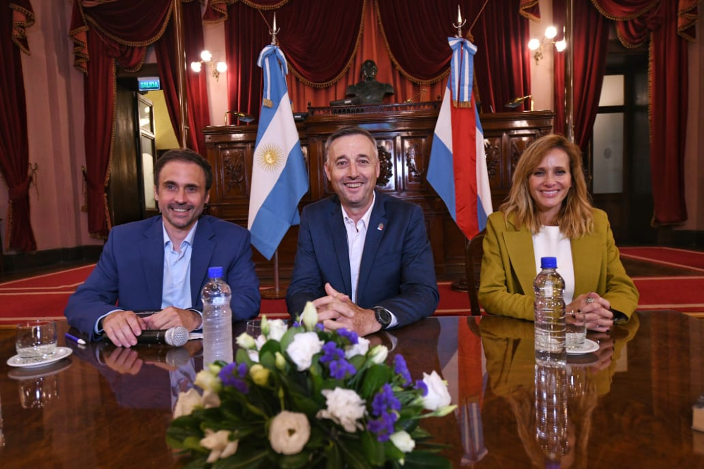 Gustavo Hein y el diputado Juan Rossi, junto a Julieta Prandi en el recinto de Diputados.