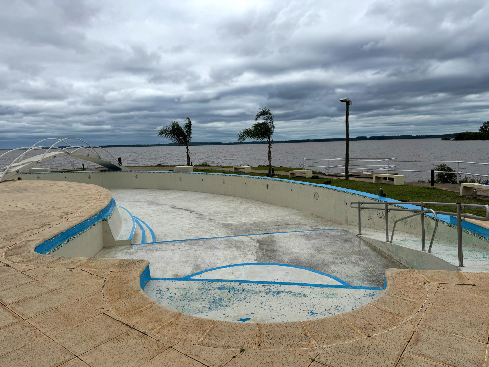 El complejo termal está ubicado a la vera del lago de Salto Grande.