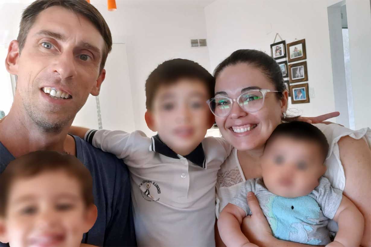 Analía y Exequiel, con sus hijos y el hermanito de 