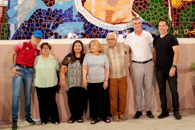 El autor del mural, junto a los familiares de Maradona