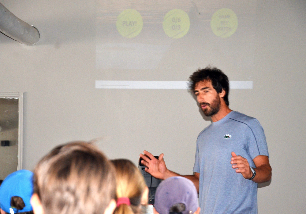 Dio una charla y luego dictó una Clínica en la escuela Más que tenis del Club Salto Grande.