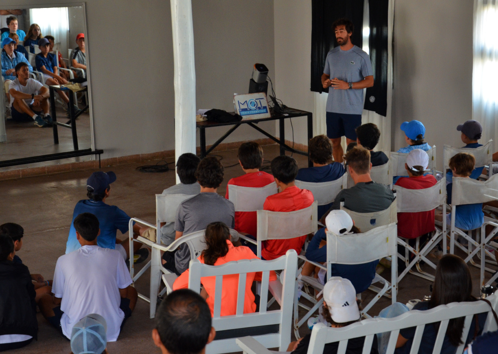 El tenista que nació en Concordia inició el sábado dando una charla a jugadores y familiares.