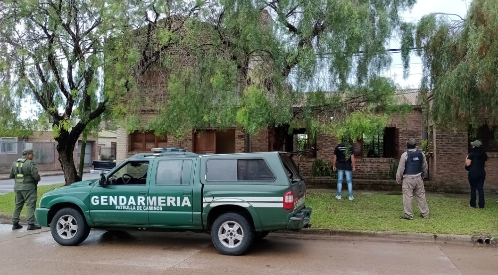 Personal de Gendarmería Nacional Argentina allanó la vivienda ubicada en Pedro Sauré 49 (foto: EER).