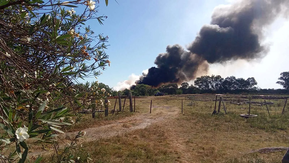 Así se veía la oscura y densa columna de humo que salía del vertedero (foto: Salto al Día).