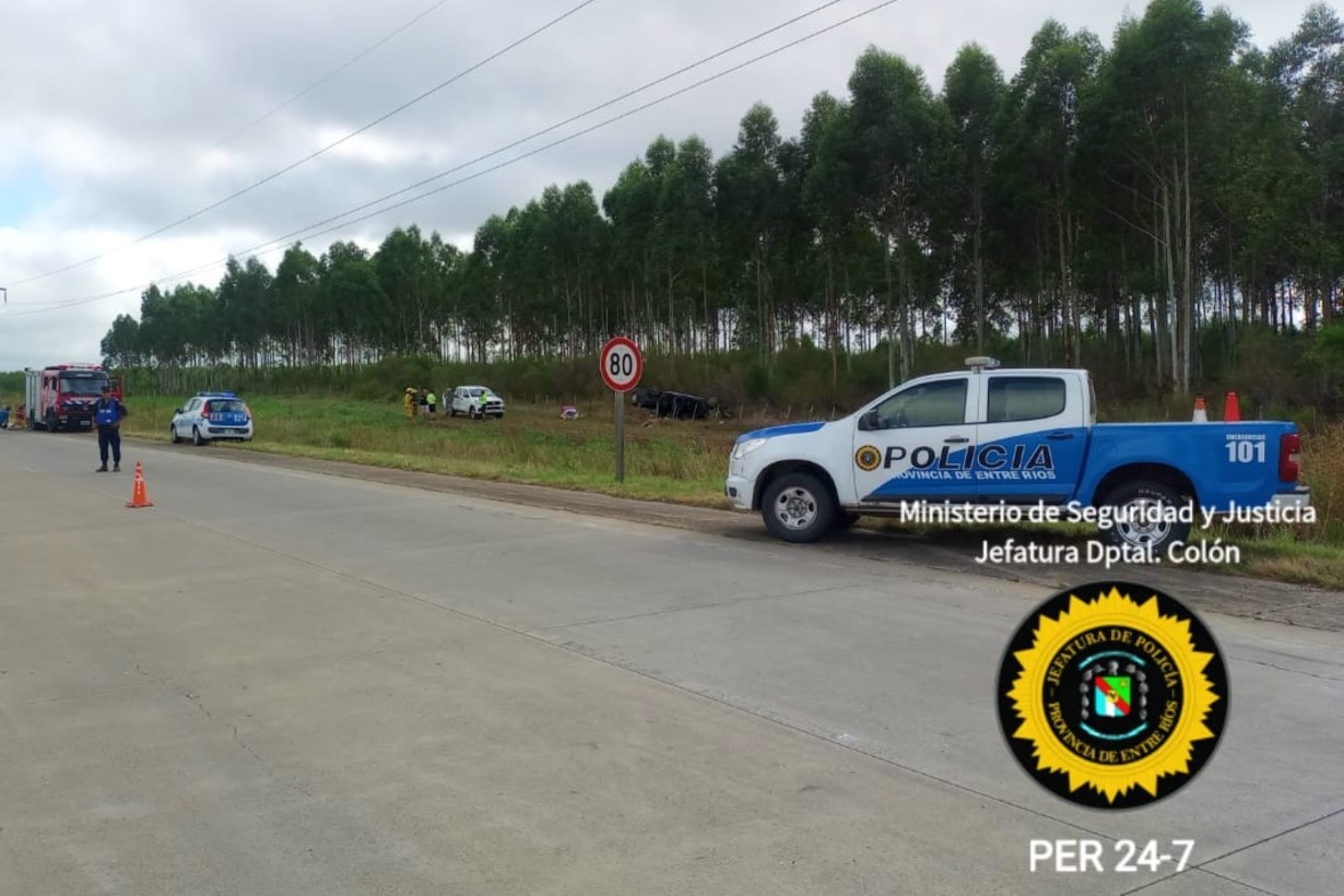 La camioneta quedó con sus cuatro ruedas hacia arriba, del otro lado del alambrado.