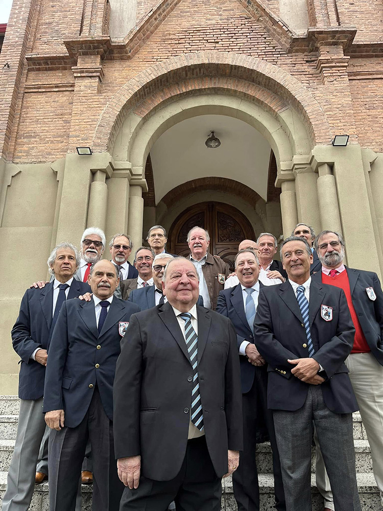 Speroni con egresados de la promoción 1974, en octubre pasado celebrando las Bodas de Oro.