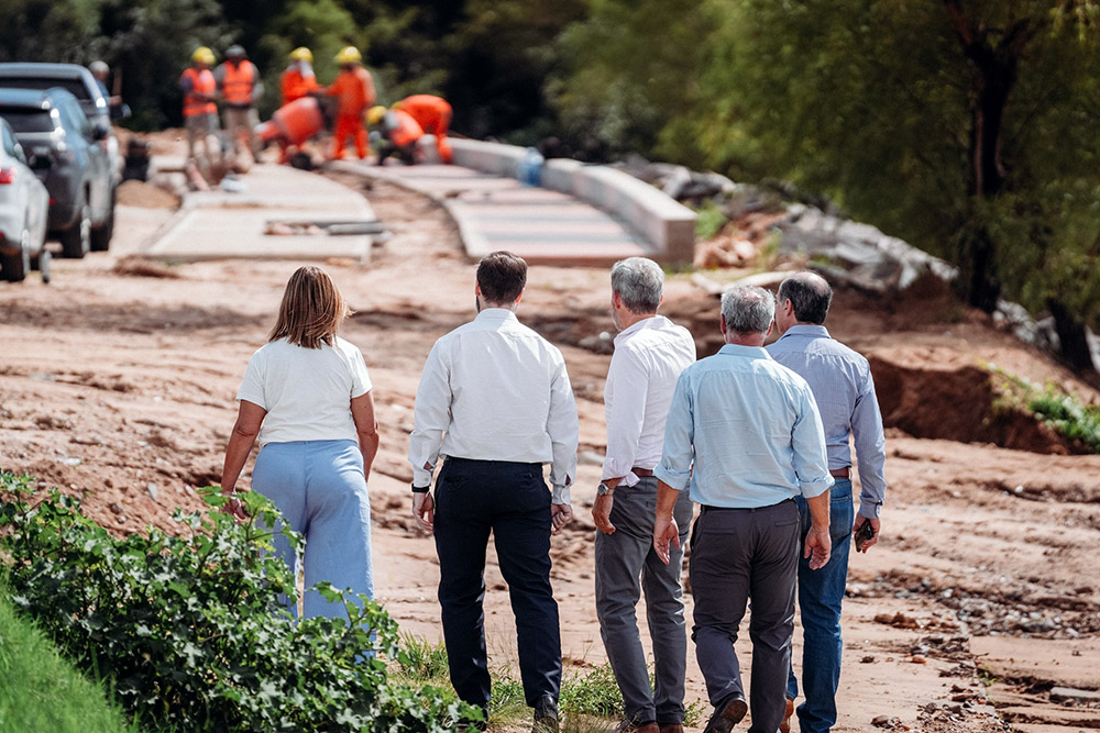 El gobernador, intendente, ministro, entre otros, recorrieron las obras a la vera del río Uruguay.