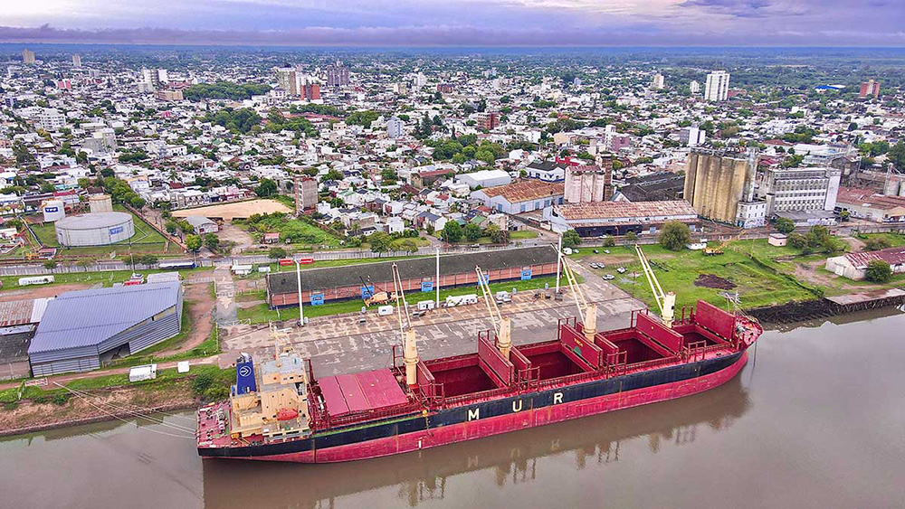 El porte del buque en la inmensidad uruguayense, con el río como testigo y el mal clima como contexto.