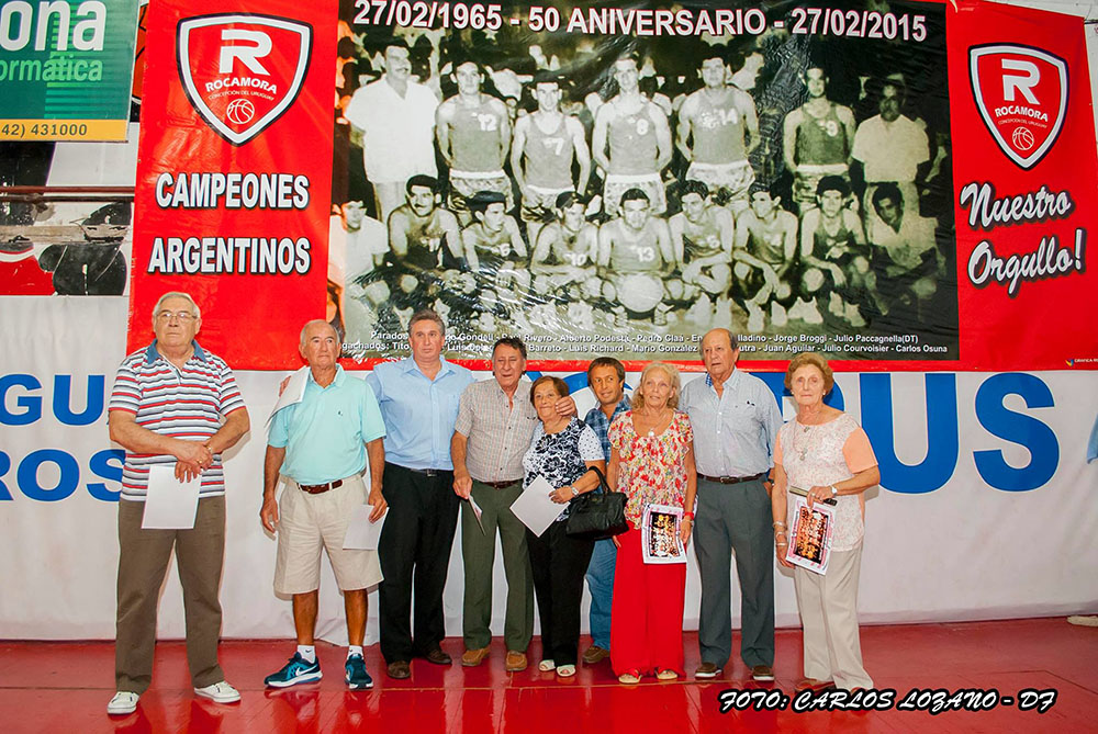 Los homenajeados con el mural que está ubicado, en el presente, detrás de la mesa de control.