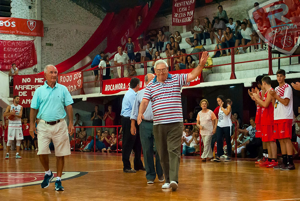 Otro momento de la ovación que recibieron los campeones argentinos, cuando se cumplieron 5 décadas.