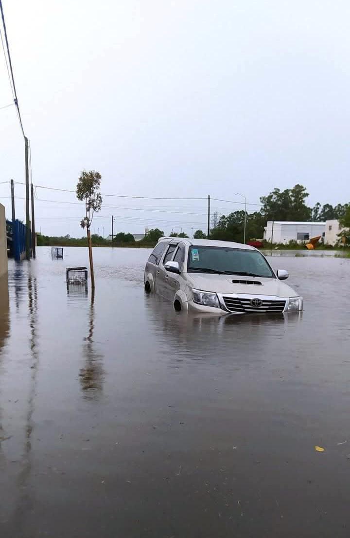 Una camioneta completamente anegada por la lluvia acumulada.