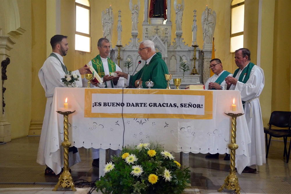 El nuevo párroco de San José, acompañado por el obispo Gustavo Zurbriggen.