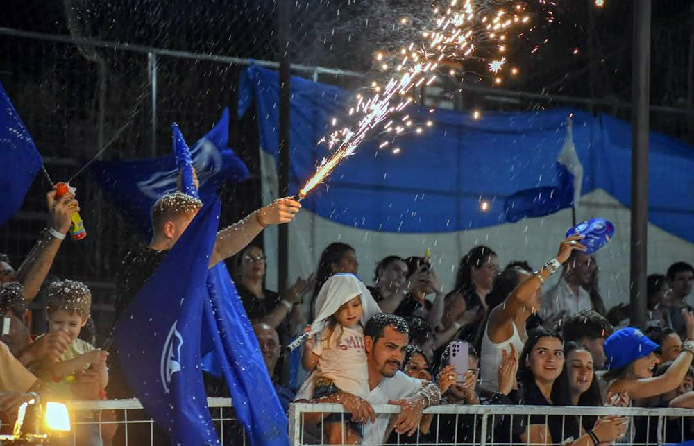 Festeja el Club Vélez Sarsfield por el título que ganó su comparsa.