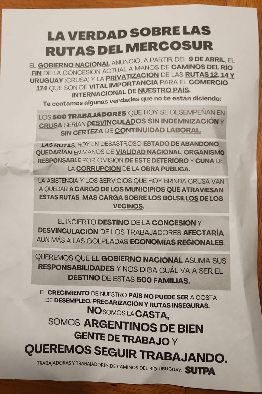 Volantes entregados por trabajadores de Caminos del Río Uruguay a usuarios de las rutas concesionadas.