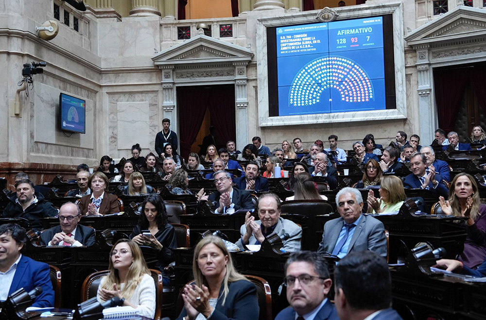 La entrerriana aplaudió con sus compañeros de banca la aprobación de la iniciativa.