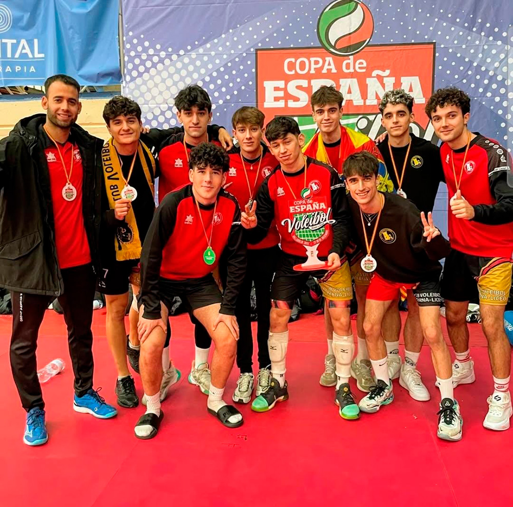 Como entrenador fue subcampeón de la Copa de España.