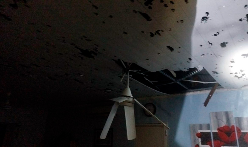 Algunos daños en un techo reflejados por vecinos afectados por el temporal.