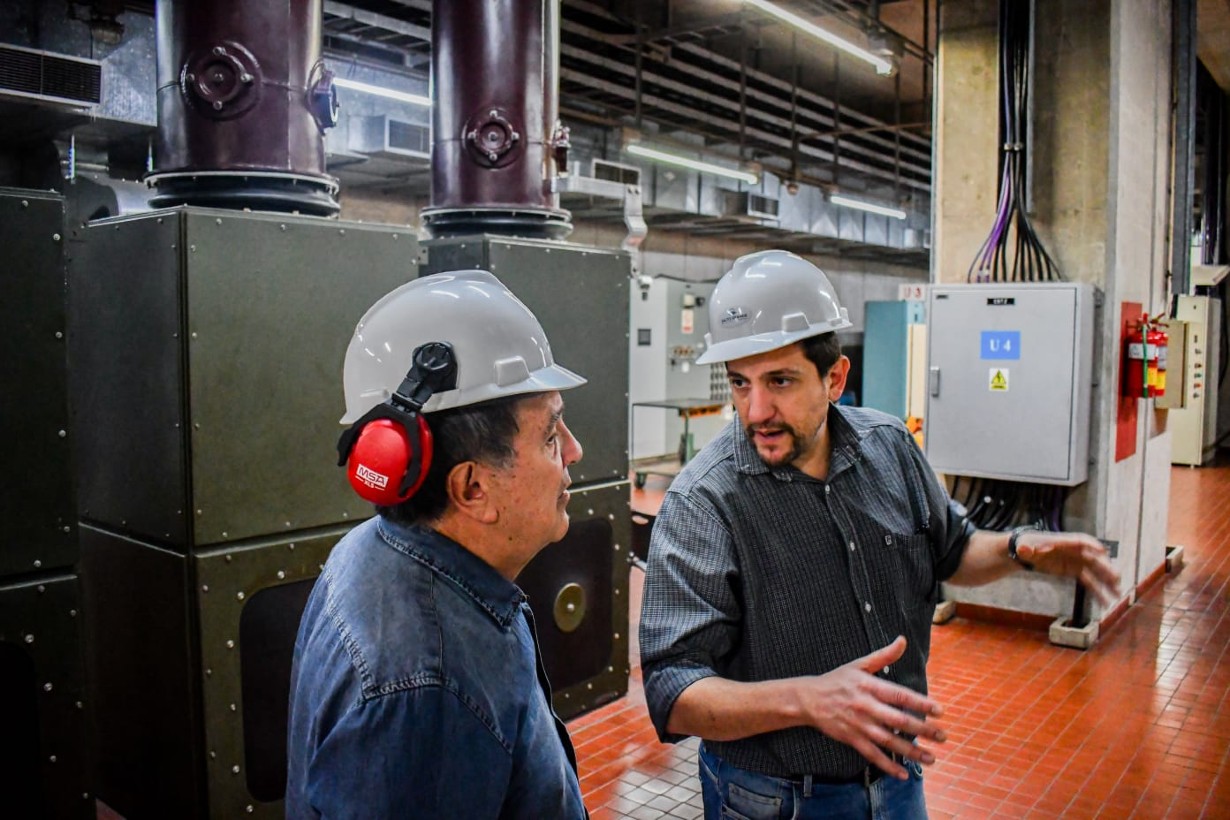 Chagas, acompañado por un técnico, observa el estado de la turbina Nº 4.