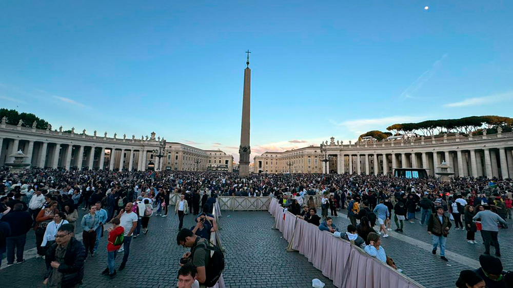 La Plaza San Pedro en la tarde de este jueves, mientras la multitud aguarda por el nuevo papa.