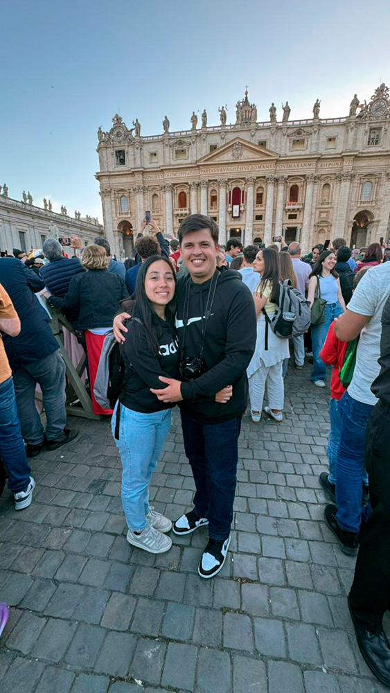 Los entrerrianos en la Plaza San Pedro este jueves 8 de mayo.