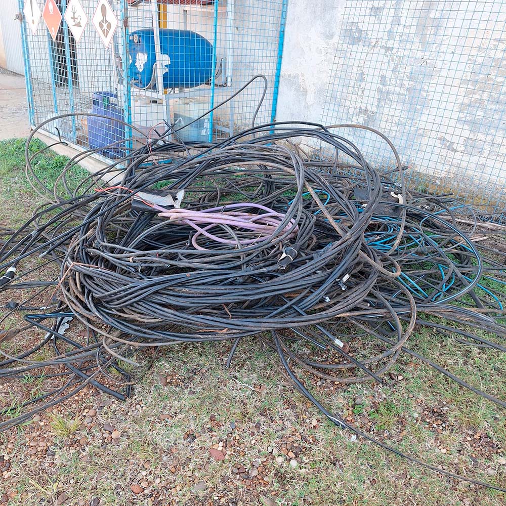 Los cables que secuestraron tras el operativo entre la Policía y personal de la Cooperativa.