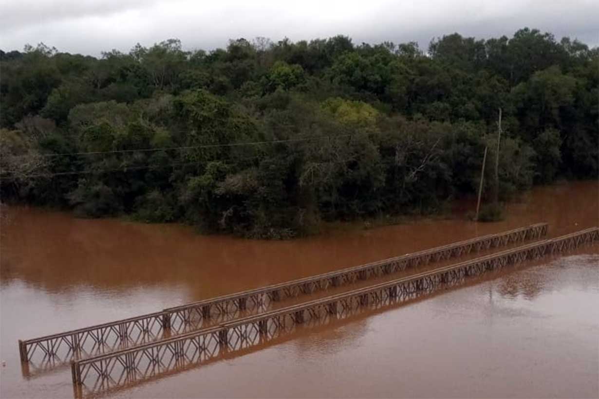 Puente bajo agua en El Soberbio, Misiones