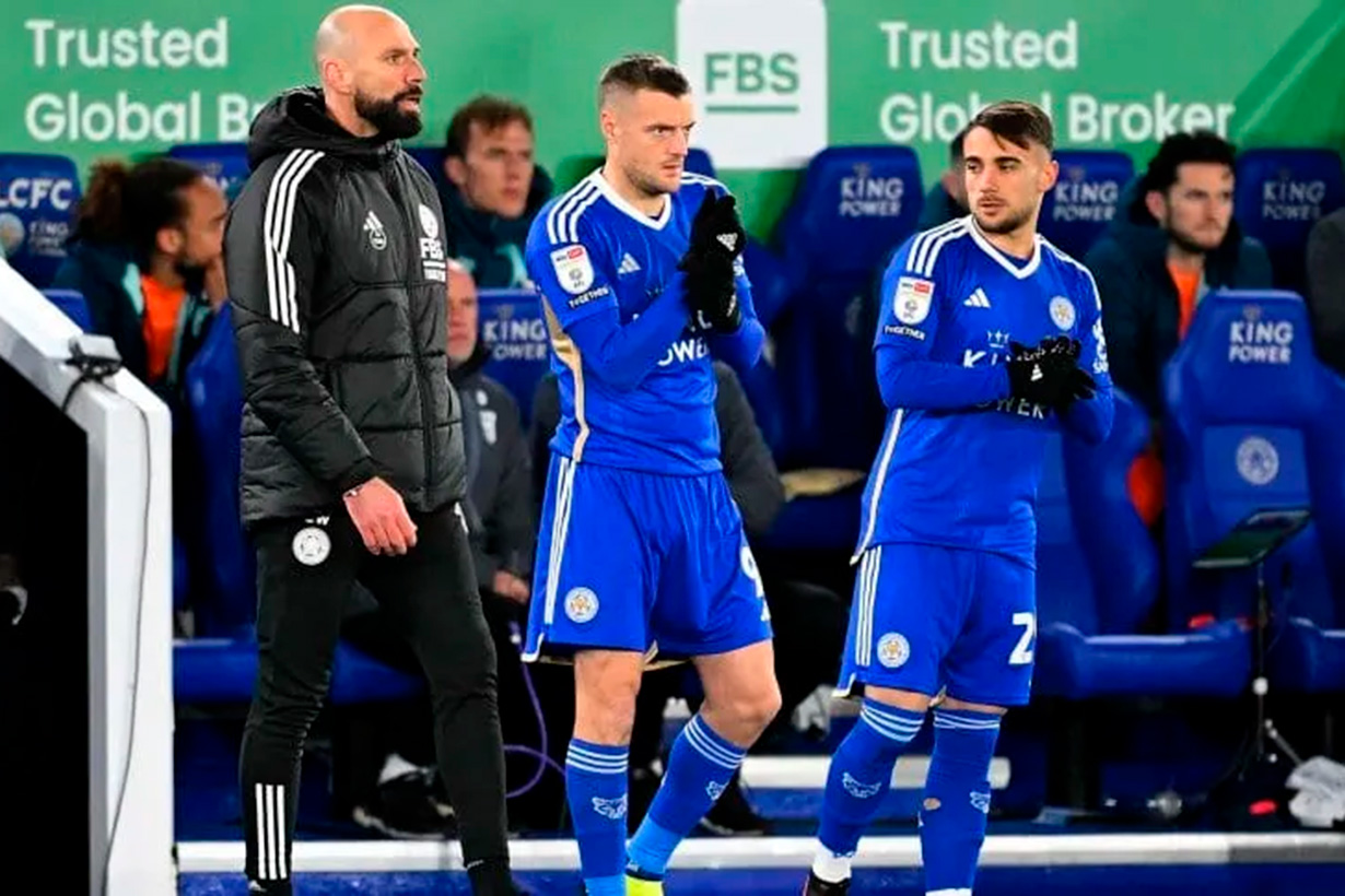 En 2023 estuvo en el cuerpo técnico de Leicester. En la foto junto al goleador Jamie Vardy.