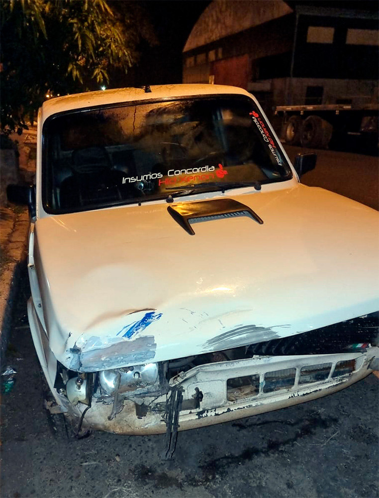 Este es el Fiat 147 que protagonizó el choque este domingo por la noche.