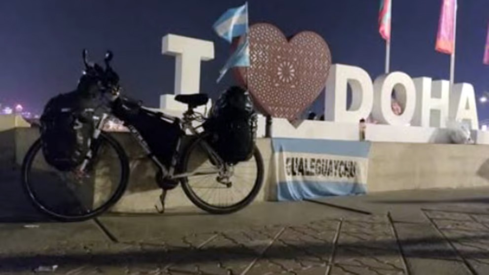 La bicicleta, estacionada en un cartel de la capital de Qatar durante el Mundial 2022.