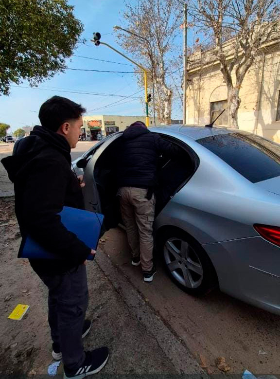 El propietario de la vidriería fue llevado por la Policía.